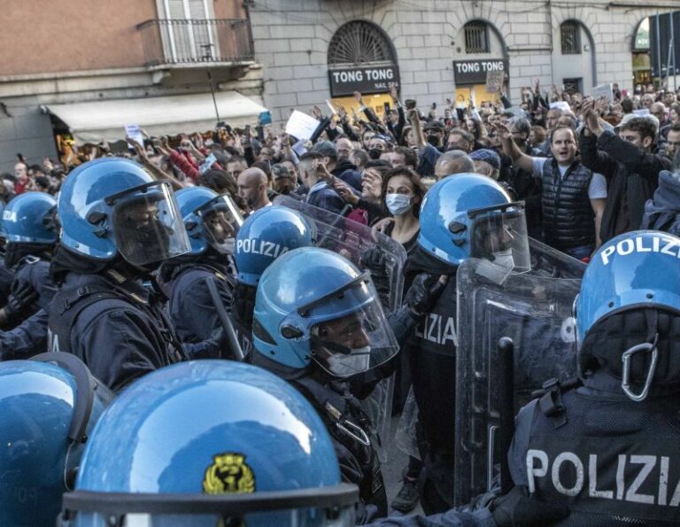 Scontri con la polizia al corteo no Green Pass a Roma, attaccata la sede della Cgil