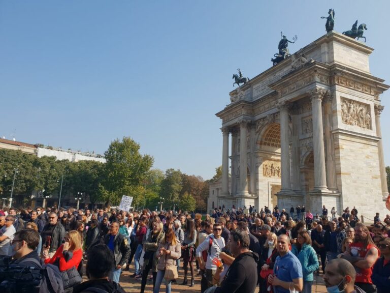 Green Pass, protesta di 500 No Vax all’Arco della Pace a Milano