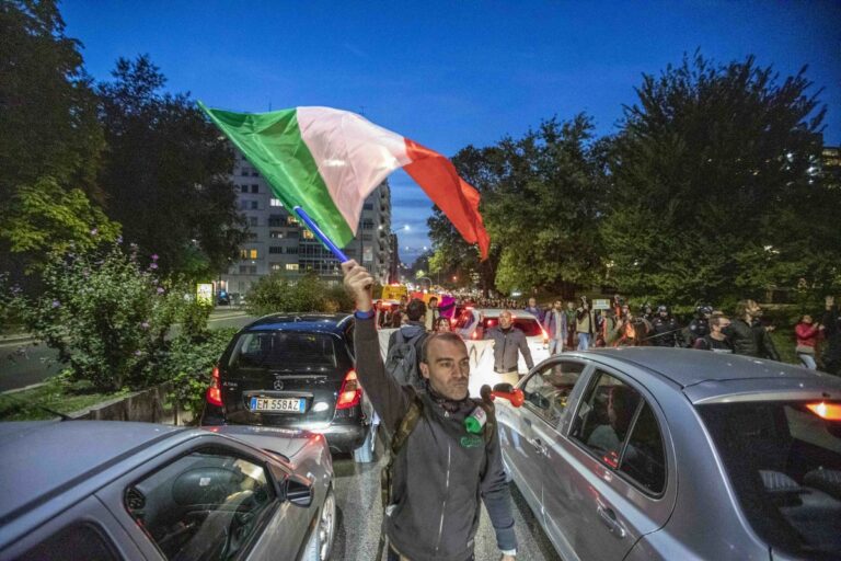 Corteo No Green Pass a Milano, traffico e mezzi pubblici in tilt. Un arresto