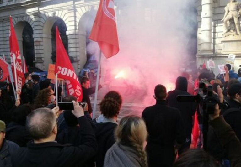 Mille in corteo a Torino contro il governo, bruciata gigantografia di Draghi