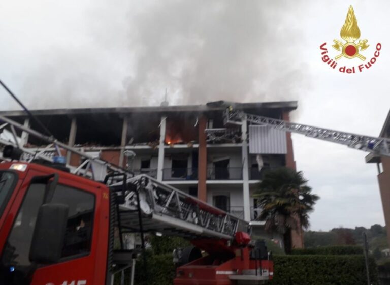 Esplosione e crollo in una palazzina a Pinerolo, morti due anziani