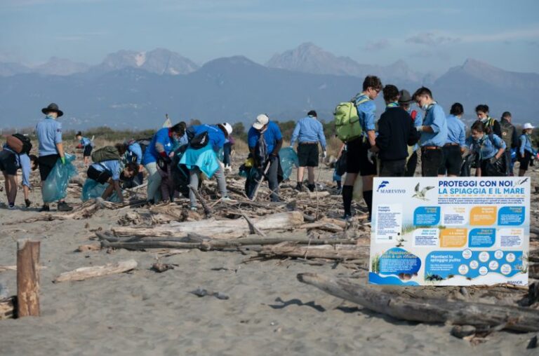 “Beach clean up”, volontari di Marevivo puliscono spiaggia in Toscana