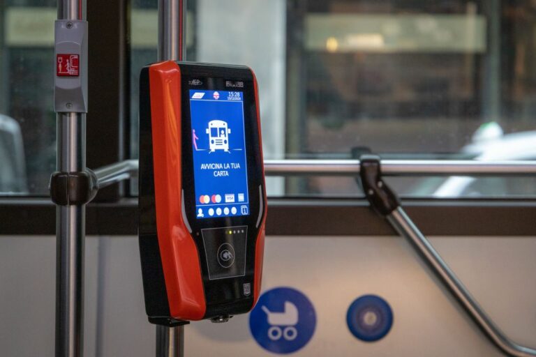 A Milano il contactless sale a bordo di tram, bus e filobus