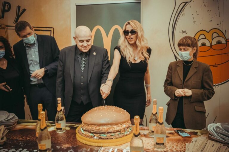 Valeria Marini madrina del lancio di Best Burger a McDonald’s di Salerno