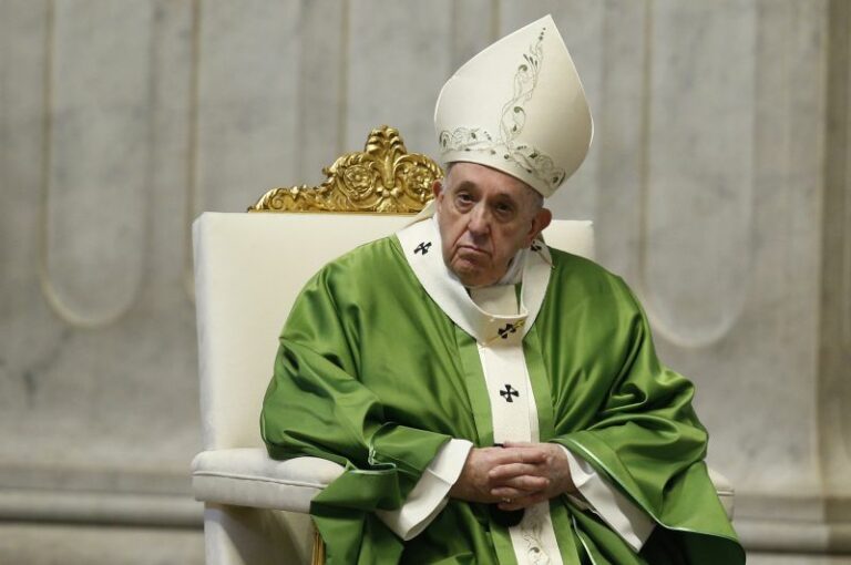 Papa “Chiesa e società non approfittino dei più deboli”