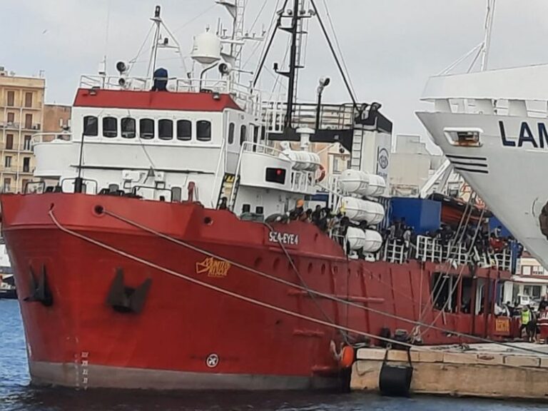 Trapani accoglie gli 847 migranti della Sea Eye 4, 170 sono minori