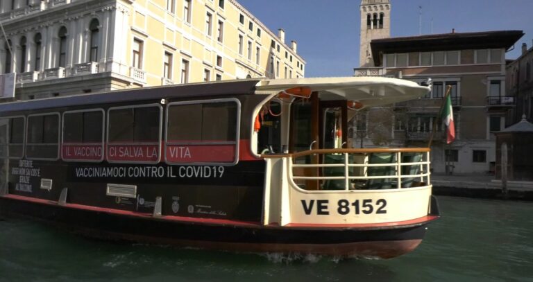 A Venezia un vaporetto per promuovere la vaccinazione anti Covid