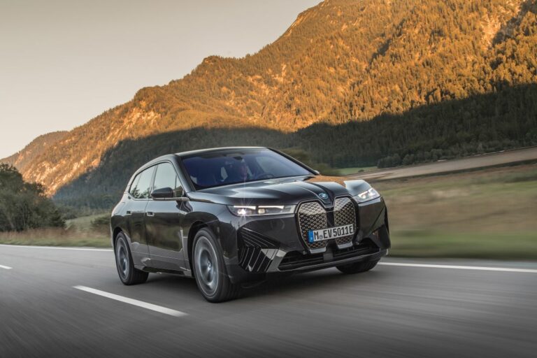Bmw iX xDrive 50, ammiraglia silenziosa