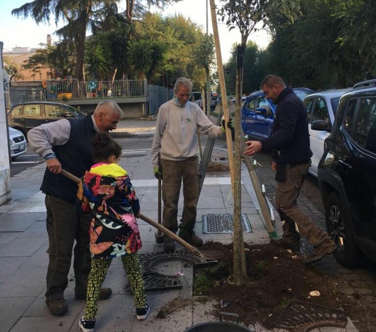 Roma, partita al Nomentano la messa a dimora di 25 nuovi alberi