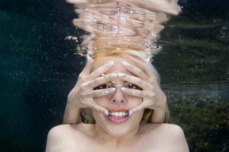 Uno shooting subacqueo per la campagna contro la violenza sulle donne