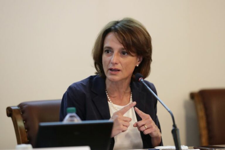 Assegno unico, Bonetti “Da marzo direttamente su conto corrente”