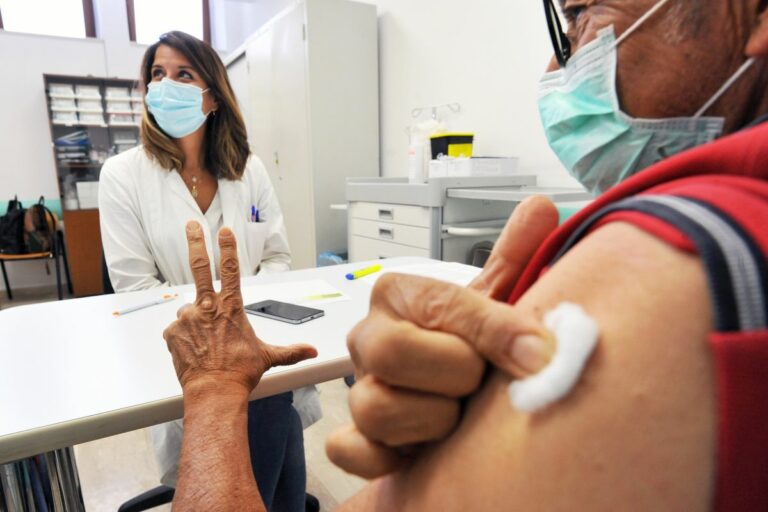 Vaccino, in Toscana terza dose Over40 prenotabile sul portale regionale