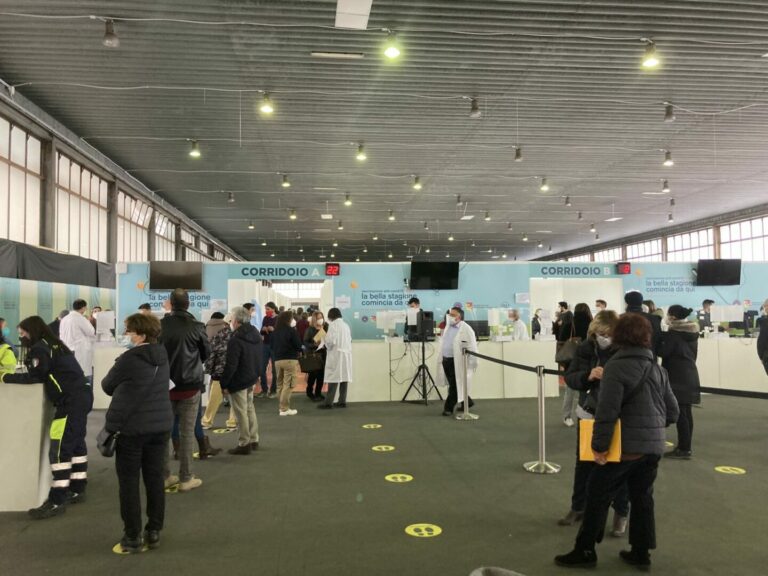 Vaccino, alla Fiera di Palermo al via terze dosi per i 40-59enni