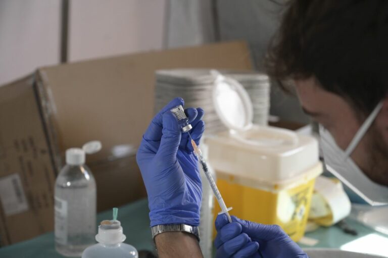 Medici no vax bloccano l’assemblea dell’Ordine a Roma