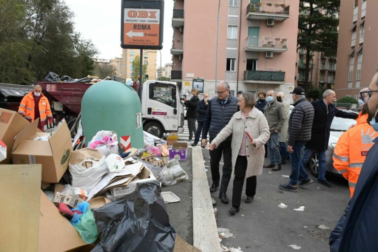 Rifiuti, blitz di Gualtieri e Alfonsi nel quartiere Don Bosco a Roma