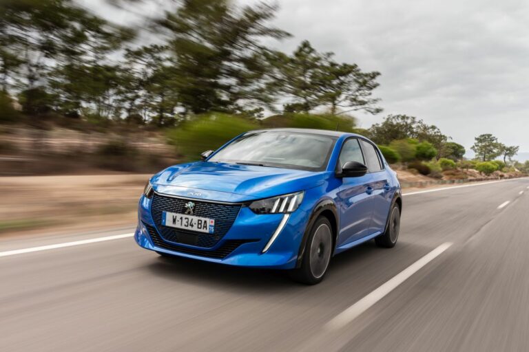 Aumenta l’autonomia per Peugeot e-208 e il Suv e-2008
