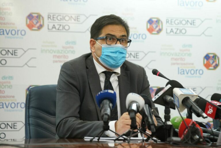 Covid, D’Amato: “Mascherine all’aperto per salvare le feste di Natale”