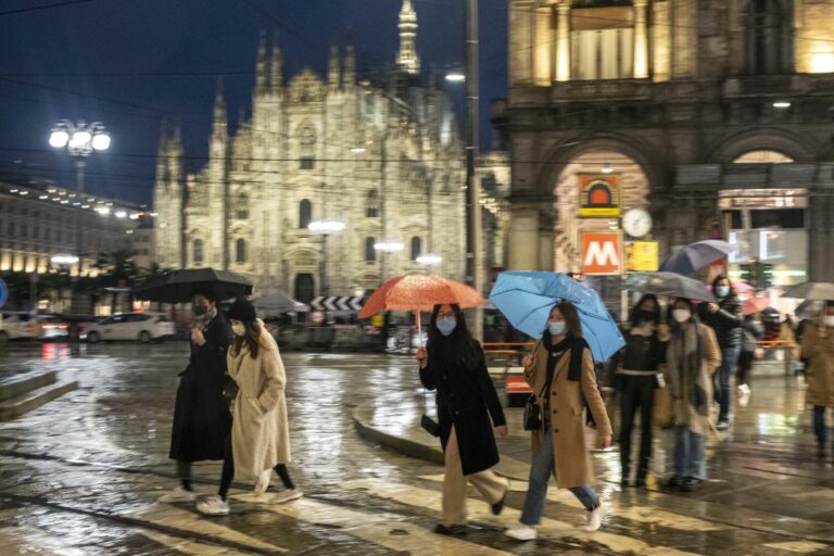 Covid, da sabato obbligo di mascherina all’aperto a Milano centro