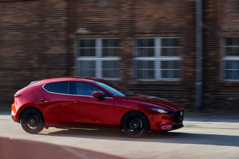 Mazda3 2022, sportiva ibrida con una connettività rinnovata
