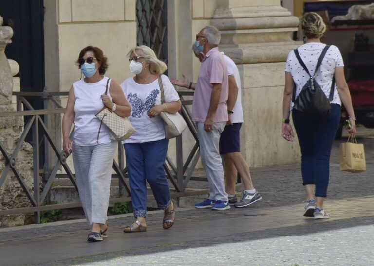 Covid, Zingaretti a sindaci e prefetti “Valutate mascherine all’aperto”