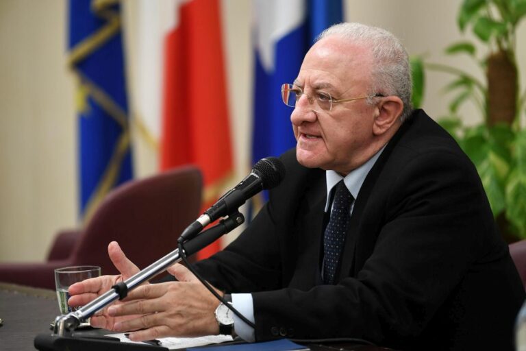 Covid, De Luca “Governo mosso in ritardo, tragico chiudere a Natale”