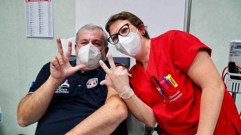 Vaccino, terza dose anti Covid per Emiliano