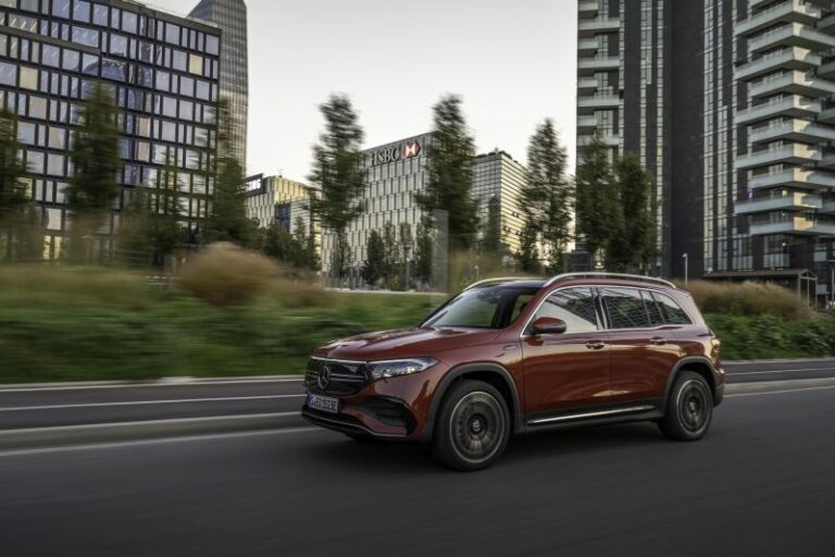 Mercedes EQB, mobilità elettrica formato famiglia