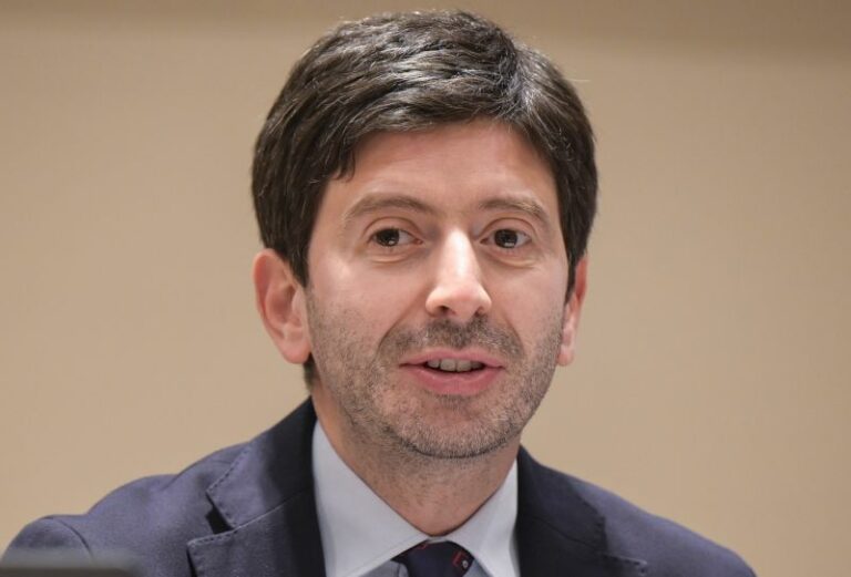 Vaccino, Speranza “Correre con la terza dose”