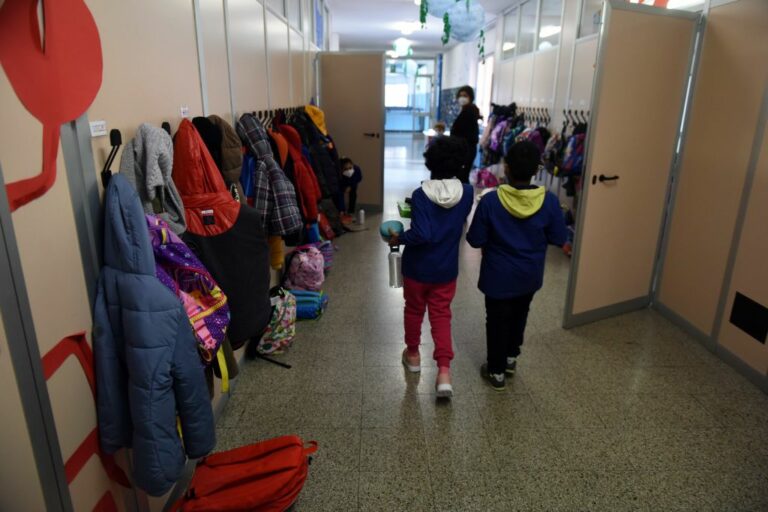 Occhiuto “In Calabria hub temporanei nelle scuole per i vaccini”