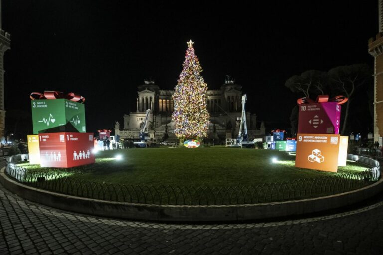 Natale a Roma nel segno della sostenibilità, acceso albero in piazza Venezia