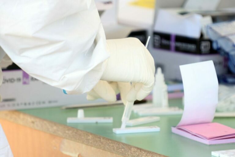 Covid, contagio dieci volte più frequente tra i non vaccinati