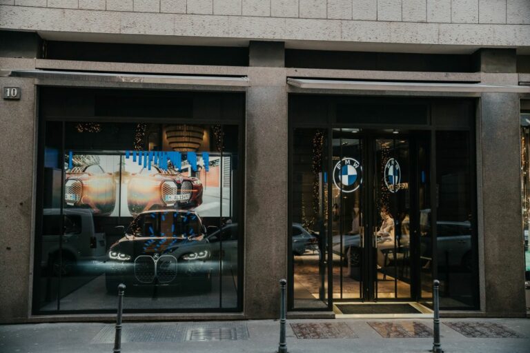 Bmw apre le porte dalla sua “casa” nel cuore di Milano