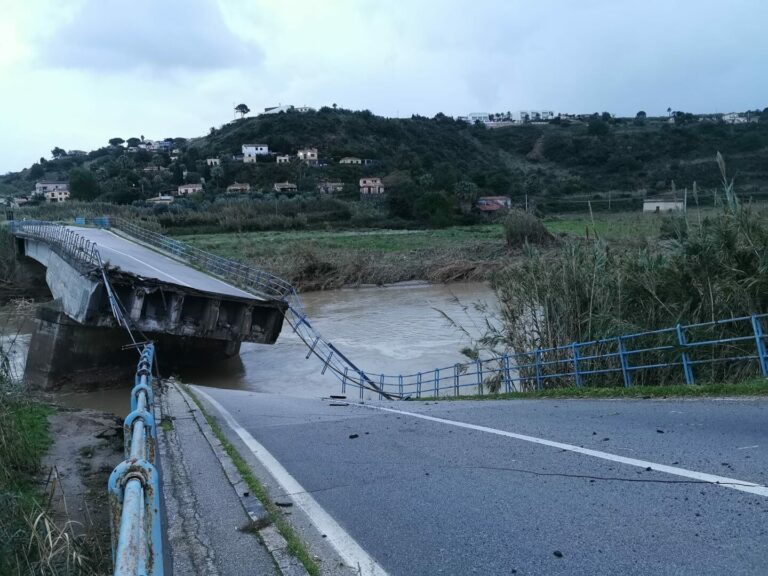 Maltempo, cede ponte San Bartolomeo.Sindaco Castellammare “State a casa”