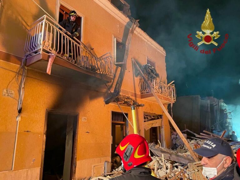 Crolla palazzina dopo esplosione a Ravanusa, tre morti. Si cercano dispersi