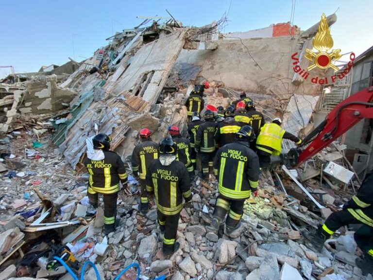 Crollo a Ravanusa, sette morti e si cercano ancora due dispersi