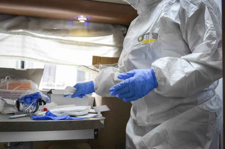 Covid, Omicron possibile variante ponte per la fase endemica