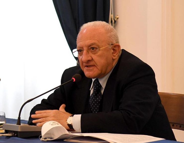 In Campania stretta anti Covid per Natale, De Luca: “No feste in piazza”