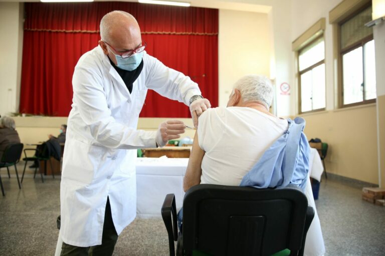 Vaccino, nel Lazio un adulto su tre ha ricevuto la dose booster