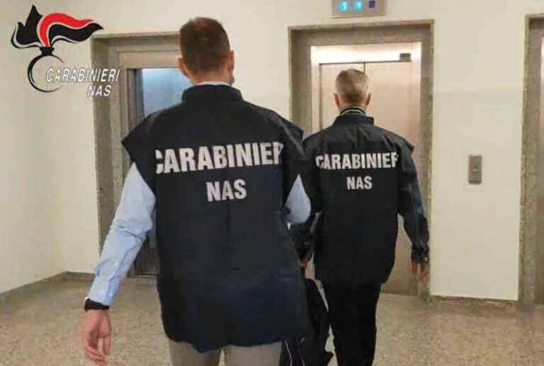 Covid, scoperti dai Nas 308 medici e sanitari non vaccinati al lavoro