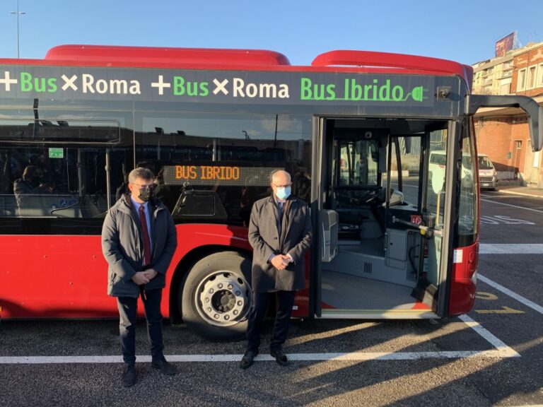 Roma, entrano in servizio altri 70 autobus ibridi Atac