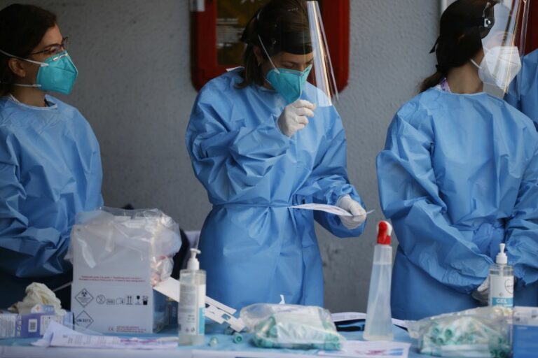 Covid, in Lombardia 12.955 nuovi casi, variante Omicron al 40%