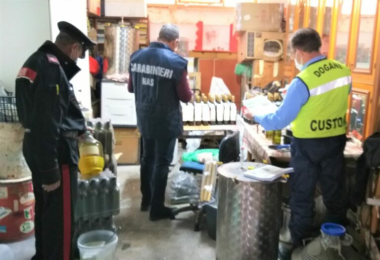 Sequestrata una fabbrica clandestina di liquori a Lecce, una denuncia