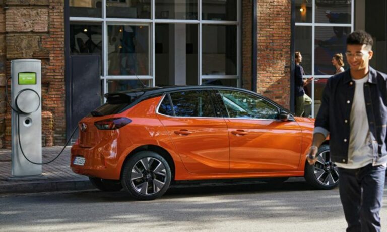 Opel, per tutti i veicoli elettrici ricarica rapida di serie