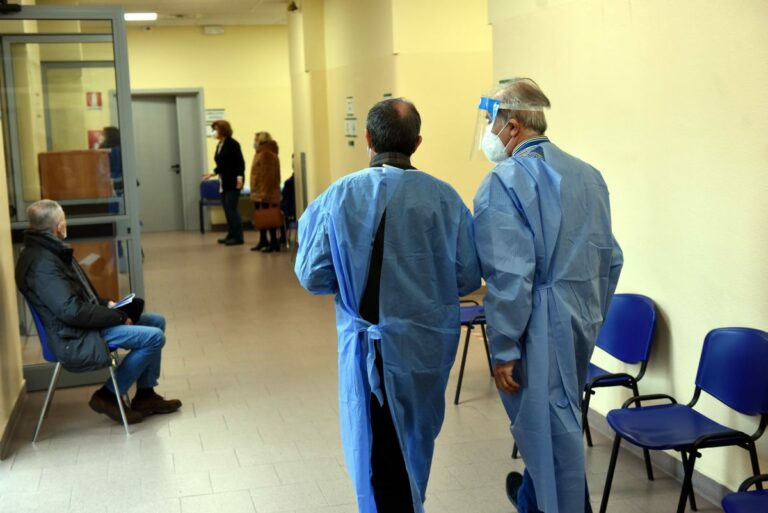 Covid, in un mese +117% contagi per gli operatori sanitari