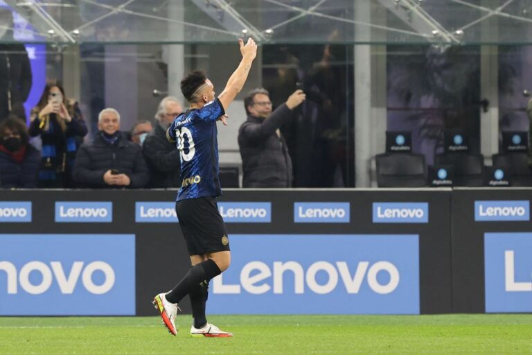 Cagliari travolto a San Siro, Inter da sola in testa