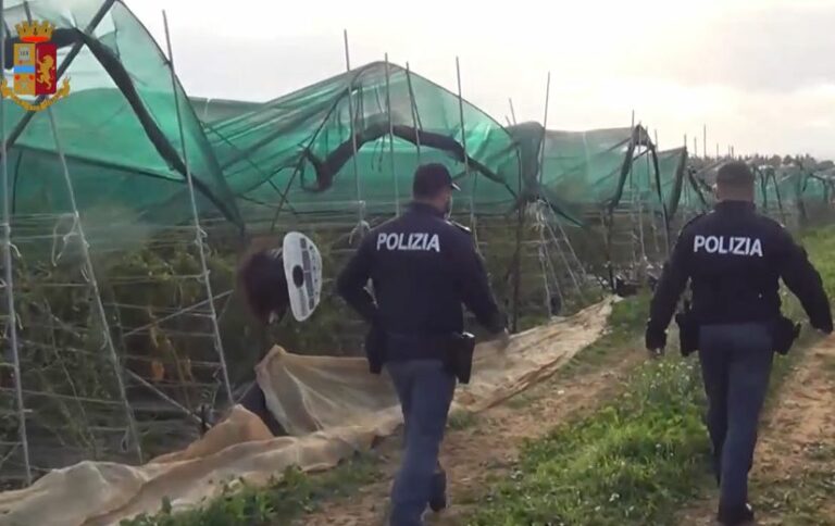 Sfruttavano braccianti pagandoli 5 euro l’ora, due denunce nel Nisseno