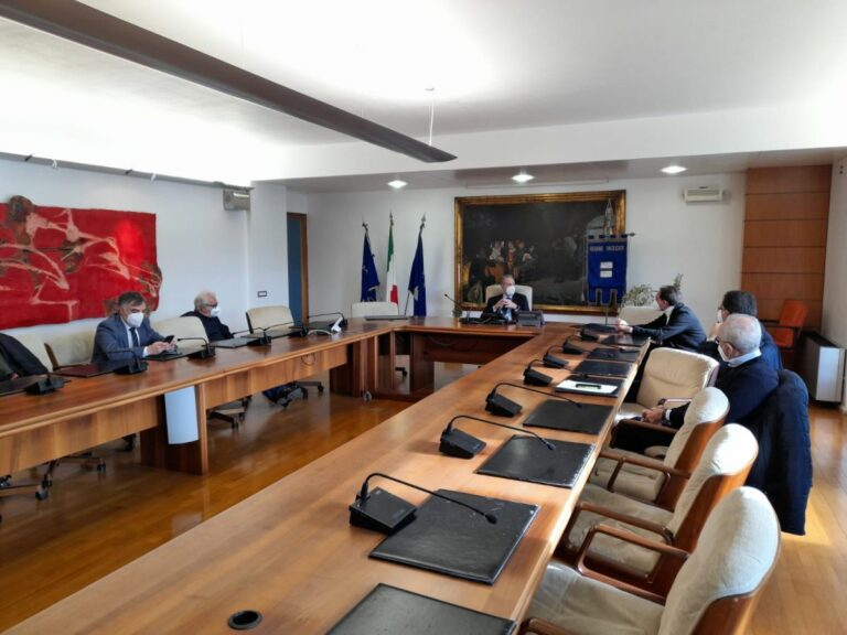 Covid, Bardi incontra Anci e Upi “Via allo screening nelle scuole”