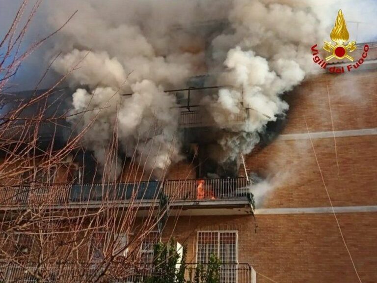 Incendio in una palazzina a Ciampino, un ferito e alcuni intossicati