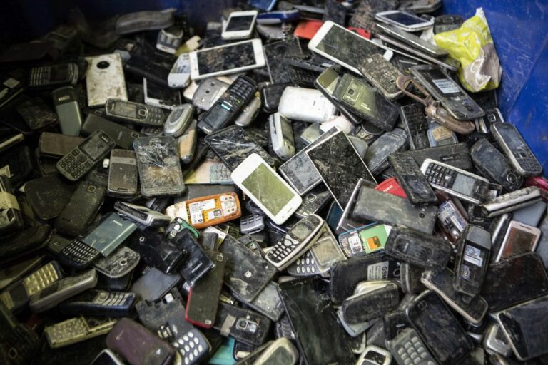 Progetto Enea, cellulari dismessi diventano “miniere” di materie prime