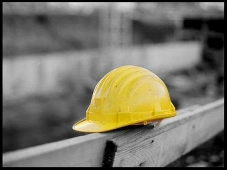 Operaio colpito da benna muore in un cantiere nel milanese